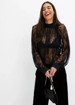 Blouse en dentelle légèrement transparente
