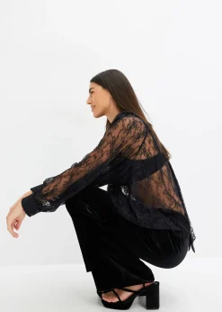 Blouse en dentelle légèrement transparente