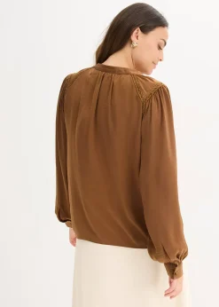 Blouse en satin avec galons en dentelle