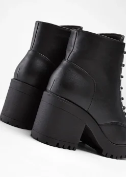Boots lacées à talon carré