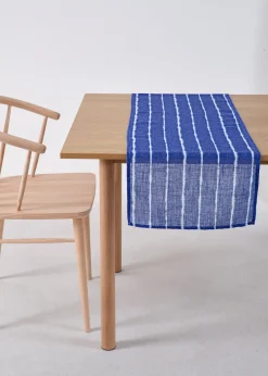 Chemin de table contenant du lin