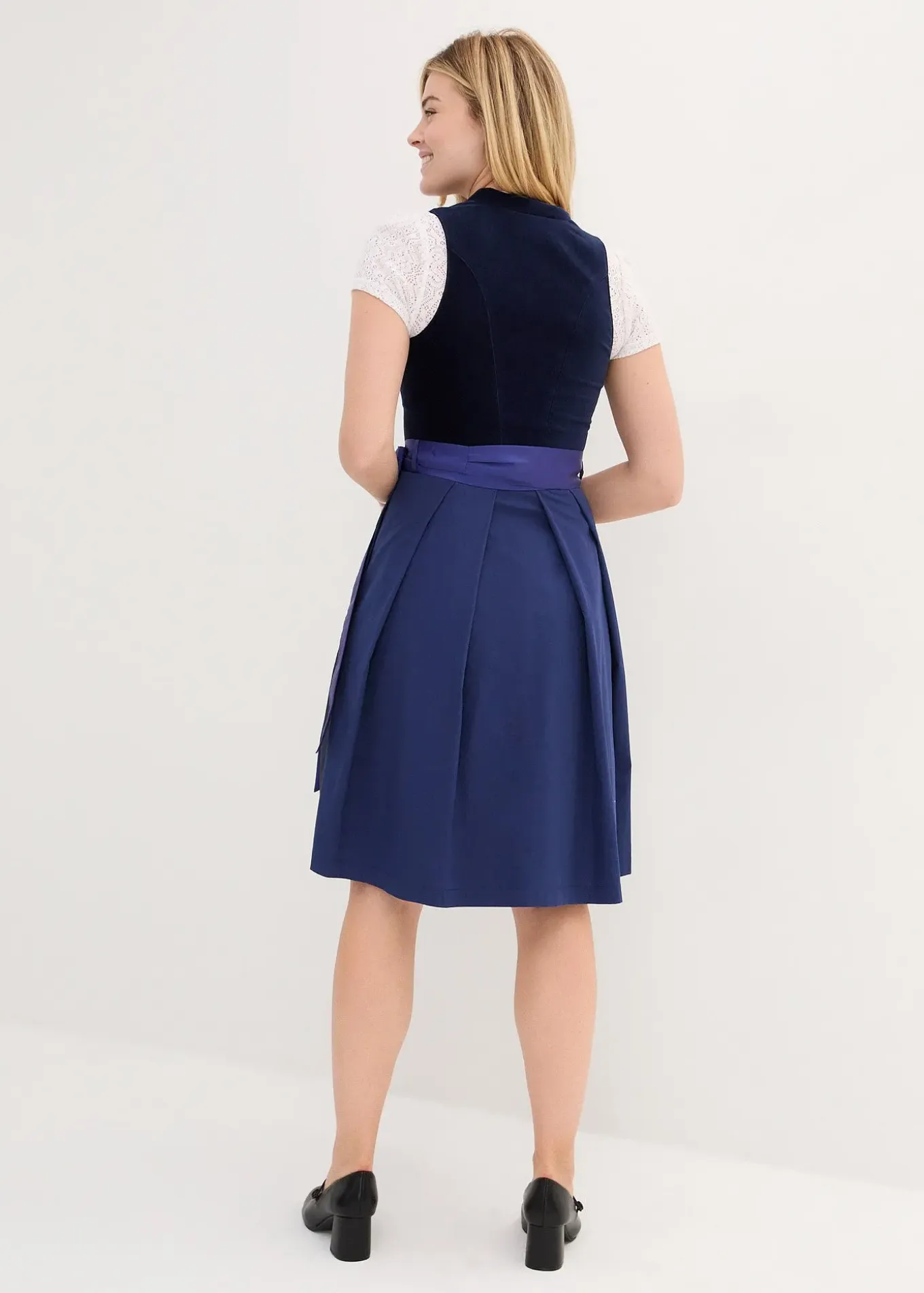 Dirndl avec corsage en velours et tablier en satin