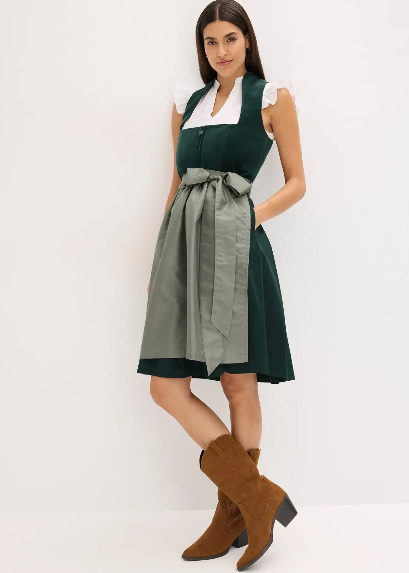 Dirndl avec corsage en velours et tablier en satin