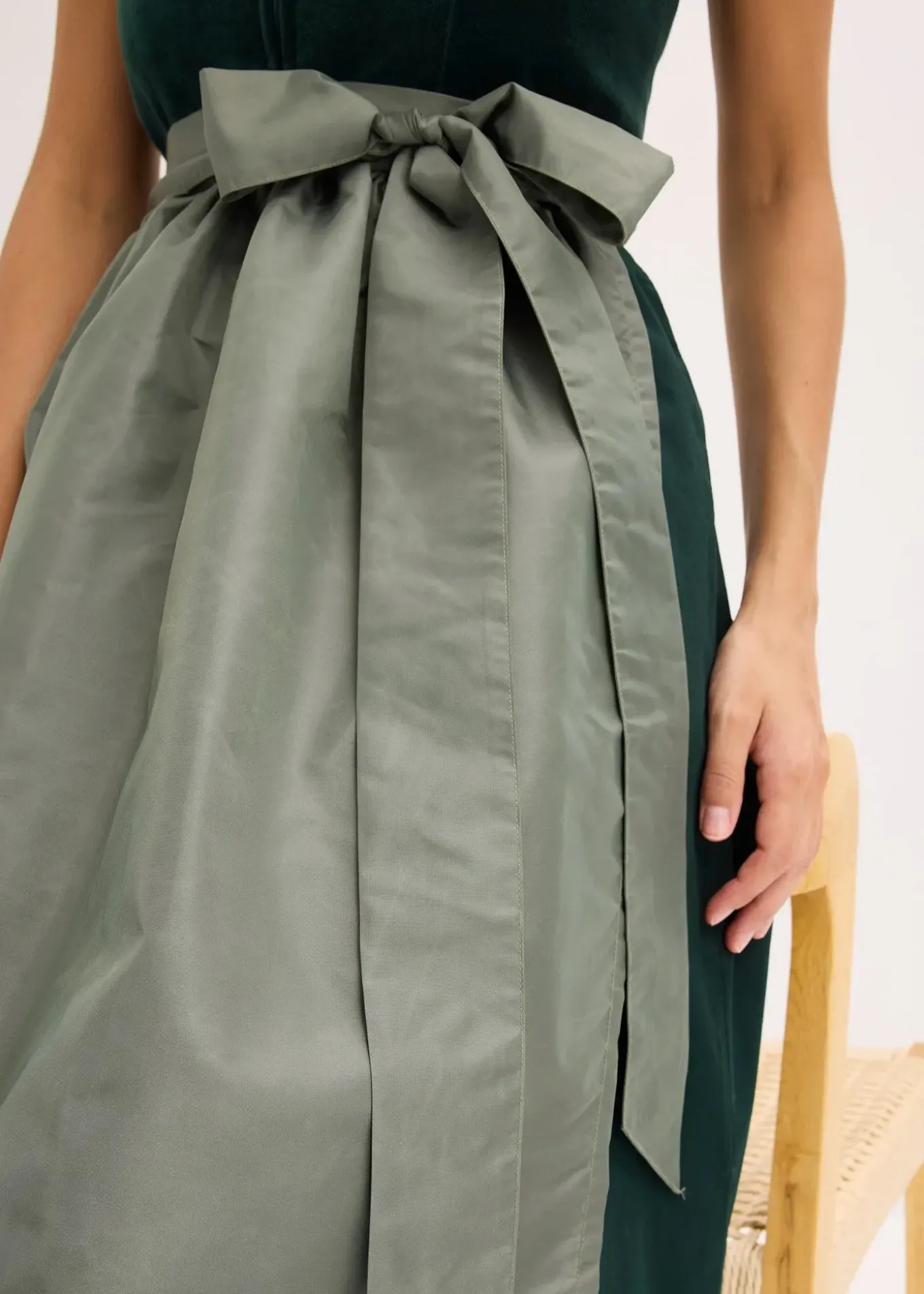 Dirndl avec corsage en velours et tablier en satin
