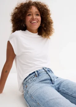 Jean droit et ample, taille mi-haute, peu extensible