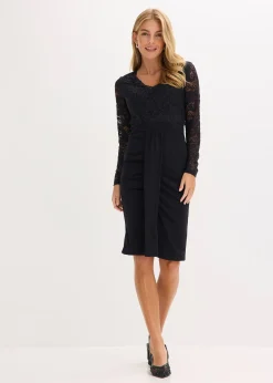Robe à dentelle et drapé