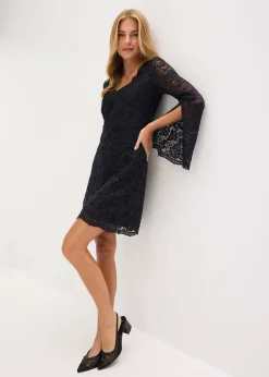 Robe à dentelle et manches trompette