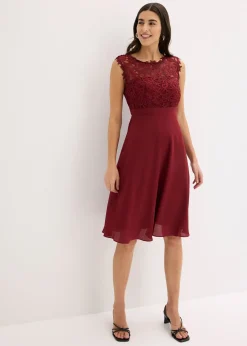 Robe courte à dentelle
