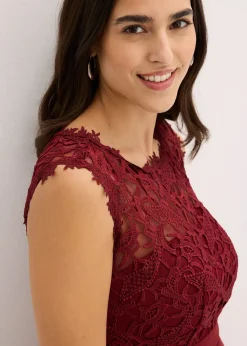 Robe courte à dentelle