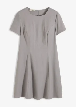 Robe courte, coupe patineuse