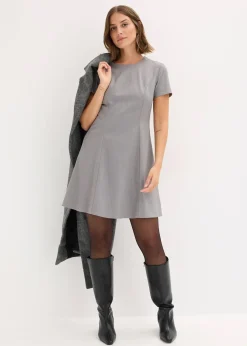 Robe courte, coupe patineuse