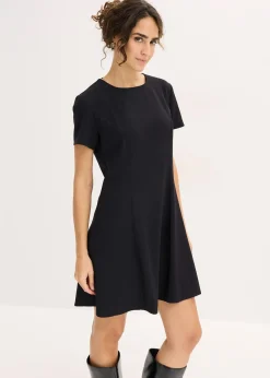 Robe courte, coupe patineuse