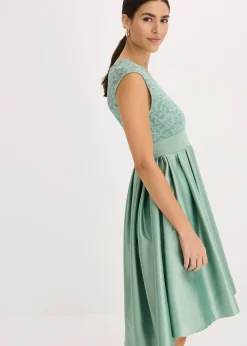 Robe courte devant, longue derrière en satin brillant avec dentelle