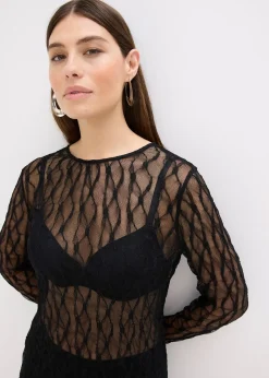 Robe courte en dentelle