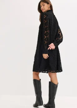 Robe courte en dentelle