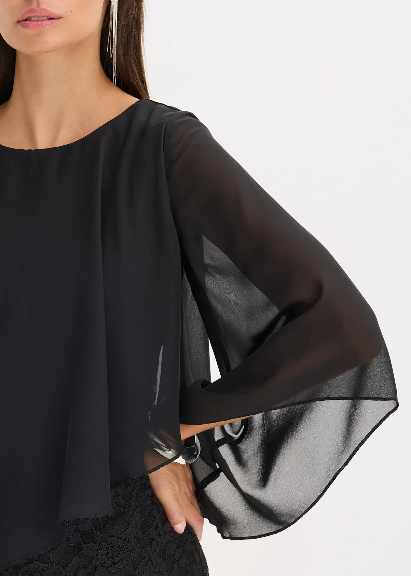 Robe courte en dentelle avec drapé en mousseline
