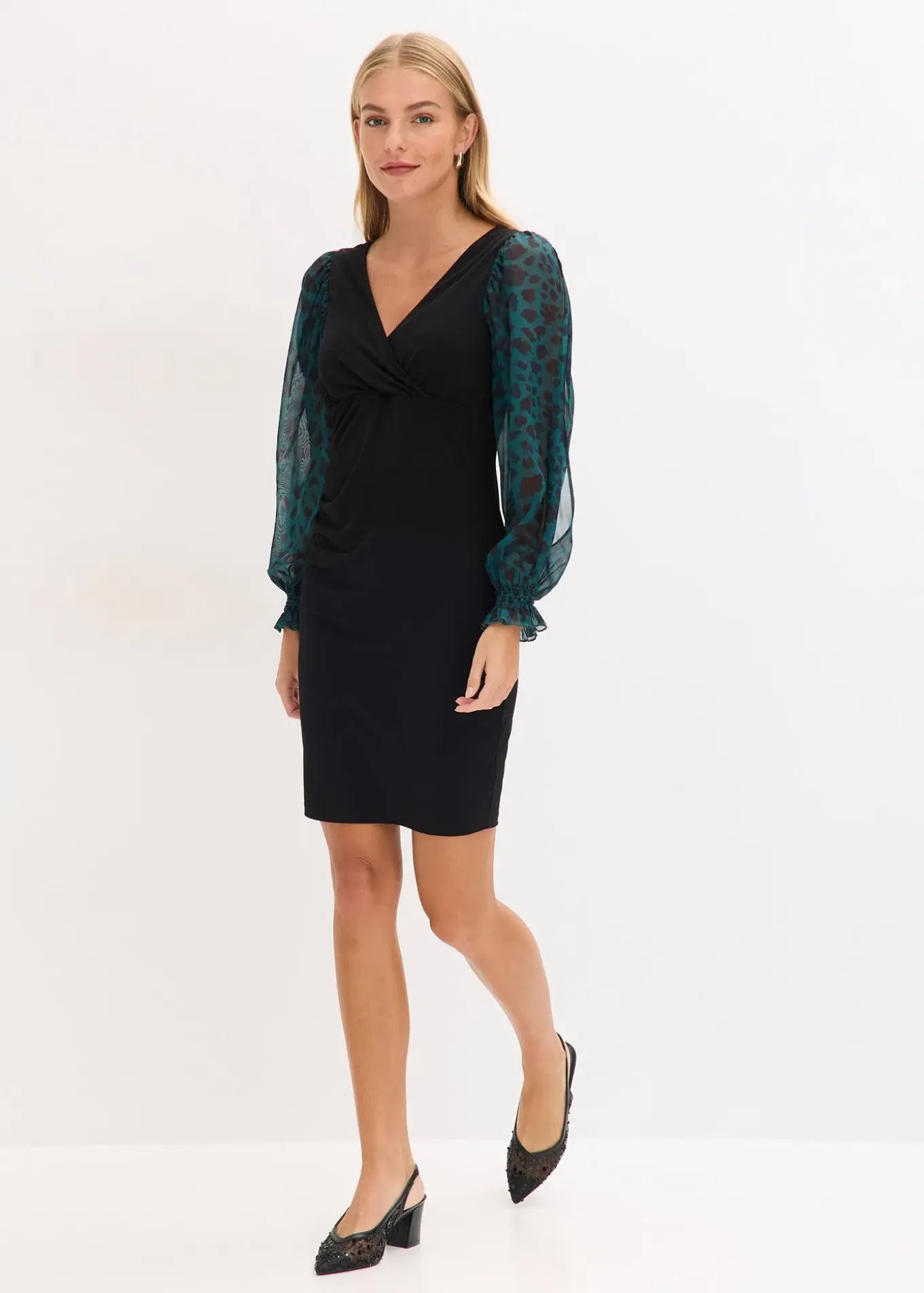 Robe courte et près du corps à manches fendues