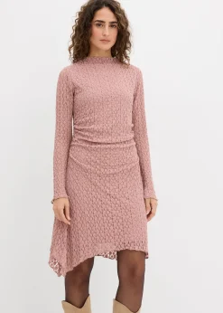Robe en dentelle à pans