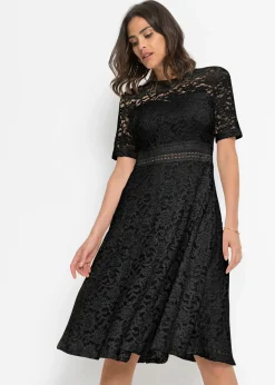 Robe en dentelle avec empiècement crochet
