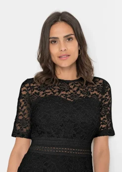 Robe en dentelle avec empiècement crochet