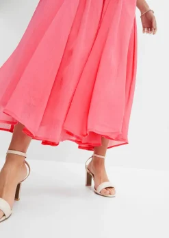 Robe en mousseline nouée sur les épaules