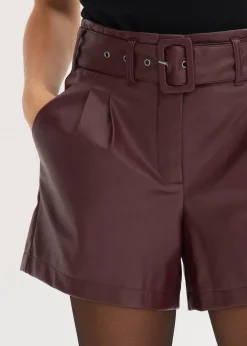 Short enduit avec ceinture