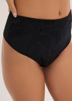 String taille haute avec dentelle